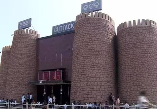 ਕਟਕ ਰੇਲਵੇ ਸਟੇਸ਼ਨ, ਭਾਰਤ ਦੇ ਸਭ ਤੋਂ ਸੁੰਦਰ ਅਤੇ ਆਕਰਸ਼ਕ ਰੇਲਵੇ ਸਟੇਸ਼ਨਾਂ ਵਿੱਚੋਂ ਇੱਕ, ਓਡੀਸ਼ਾ ਦੇ ਸਭ ਤੋਂ ਵਿਅਸਤ ਰੇਲਵੇ ਸਟੇਸ਼ਨਾਂ ਵਿੱਚੋਂ ਇੱਕ ਹੈ। ਸਟੇਸ਼ਨ ਨੂੰ ਇੱਕ ਕਿਲੇ ਦੀ ਸ਼ਕਲ ਵਿੱਚ ਬਣਾਇਆ ਗਿਆ ਹੈ, ਜੋ ਕਲਿੰਗਾ ਵਿੱਚ ਪੂਰਬੀ ਗੰਗਾ ਰਾਜਵੰਸ਼ ਦੇ ਸ਼ਾਸਨ ਦੌਰਾਨ ਚੌਧਰੀ ਸਦੀ ਵਿੱਚ ਬਣਾਇਆ ਗਿਆ ਸੀ।