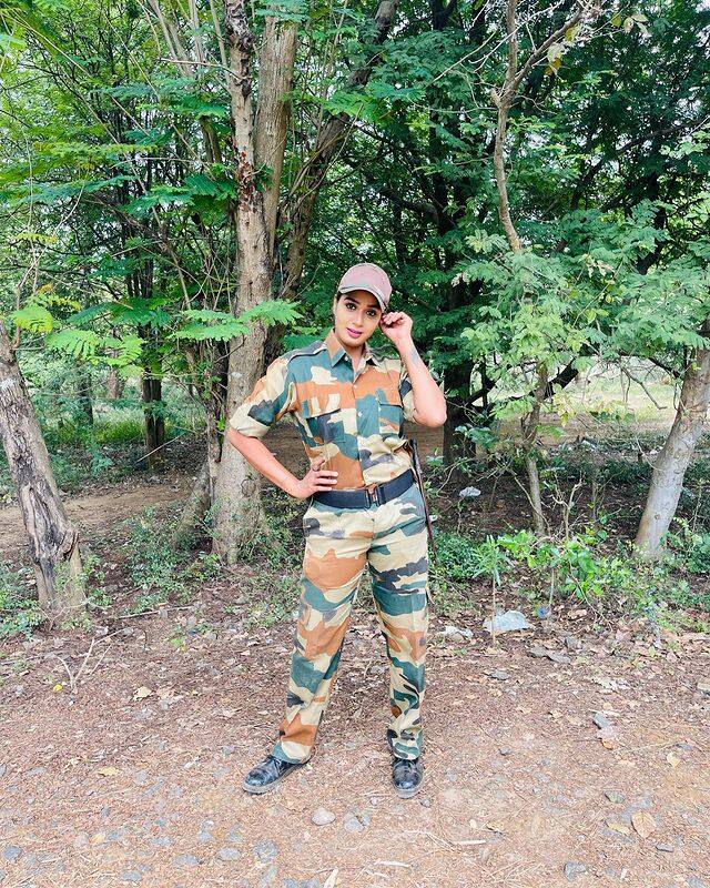 தற்போது, அந்த சீரியலில் இருந்து விலகப்போவதாக கூறிய இவர், இனி சந்தியா கதாபாத்திரத்தில் நடிக்கபோகும் நபருக்கு ஆதரவு கொடுங்கள் என கேட்டுக்கொண்டார்.