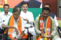 Girish bapat :  थरथरते हात अन् व्हिलचेअरवर बसून आले कसब्याचे 'किंगमेकर'; गिरीश बापट भाजपच्या बैठकीत सहभागी