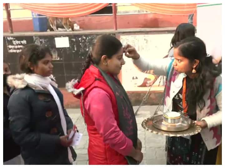 UP Board Class 10th and 12th Exam Begins Students Welcome on exam centers ANN UP Board Exam 2023: यूपी बोर्ड 10वीं-12वीं की परीक्षा शुरू, छात्रों का परीक्षा केंद्रों पर हुआ तिलक लगाकर स्वागत