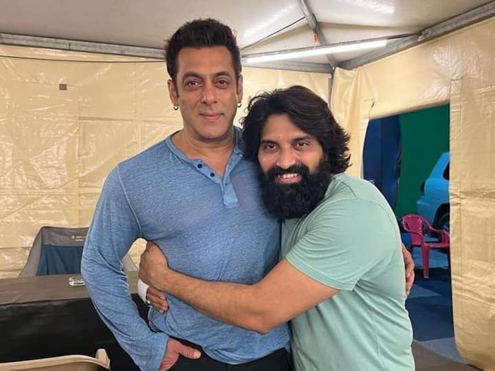 வீரம் படத்தின் ஹிந்தி ரீமேக்கான கிசி கா பாய் கிசி கி ஜான் படத்தில், வாரிசு படத்தின் நடன இயக்குநர் ஜானி மாஸ்டர் இணைந்துள்ளார். நடன பயிற்சியின் போது சல்மான் கானுடன் போட்டோ எடுத்த ஜானி மாஸ்டர், அதை பகிர்ந்துள்ளார்.