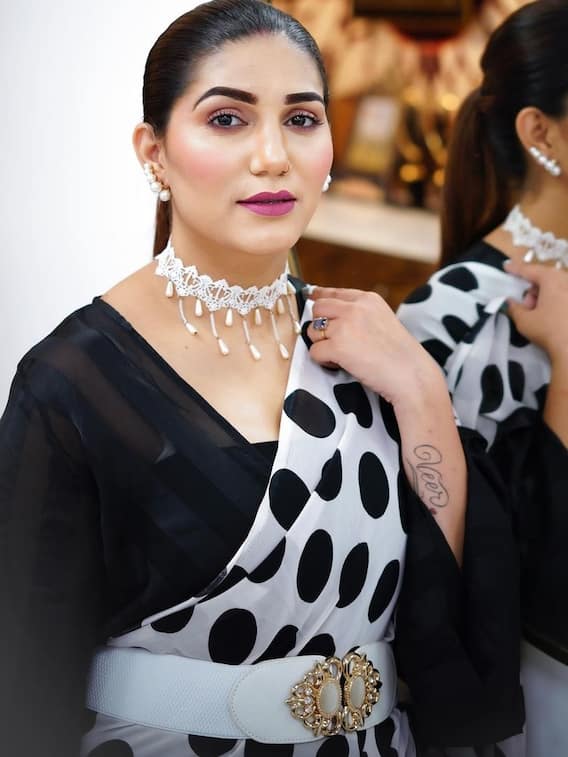 सपना चौधरी का ब्लैक एंड व्हाइट कलेक्शन