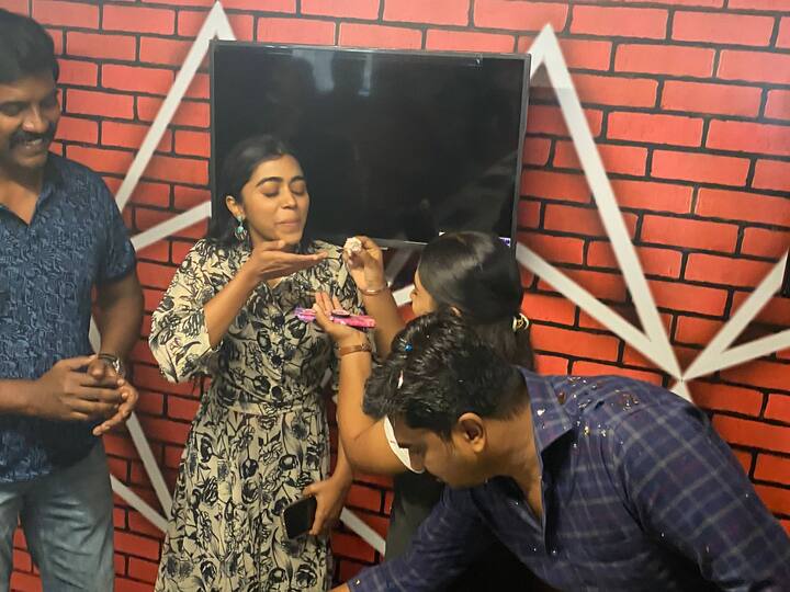 பெண்கள் குறித்து தமிழ் சினிமா கட்டமைத்த அத்தனை கற்பிதங்களையும், நிஜத்தில் கடவுள் பெயரைச் சொல்லி பெண்கள் மீது அரங்கேற்றப்பட்ட அத்தனை அவலங்களையும், தனியொருத்தியாய் அடித்துத் துவைத்திருக்கிறாள் அயலி.