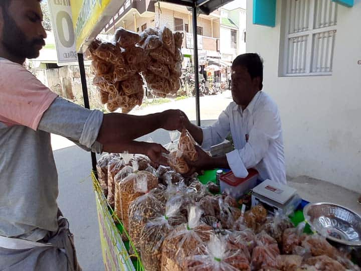 பசிக்கிற மாதிரி இருக்கா...? ....10 ரூபாய்க்கு பல வகையான ஸ்நாக்ஸ்  இருக்கு.. எங்கு தெரியுமா..?