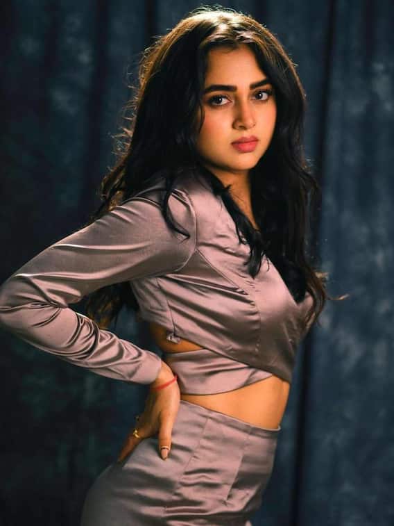 तेजस्वी प्रकाश के ग्लैमरस अवतार ने बढ़ाया इंटरनेट पारा