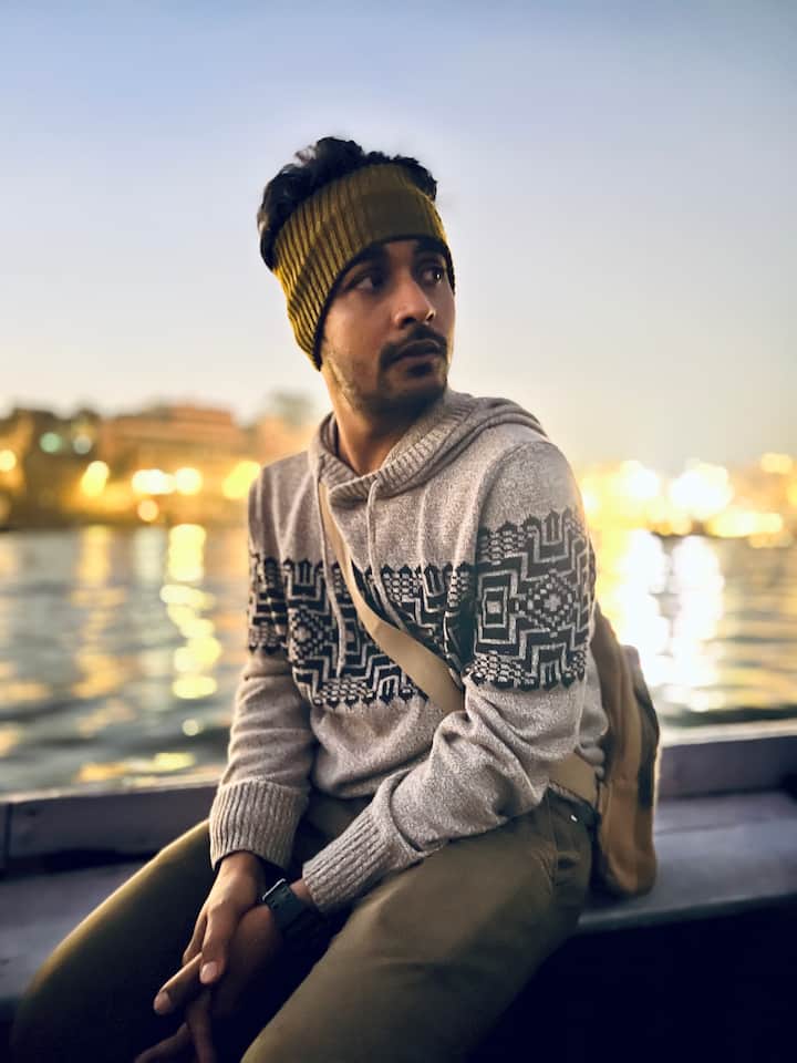 সিরিজের কাহিনি, চিত্রগ্রাহক, পরিচালক ও সম্পাদক অর্ণব রিঙ্গো বন্দ্যোপাধ্যায় নিজেই।