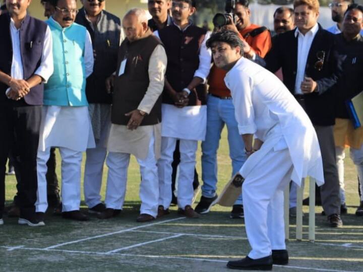 BJP leader injered while trying to catch Jyotiraditya Scindia ball in Rewa cricket stadium MP News: ज्योतिरादित्य सिंधिया का कैच पकड़ने की कोशिश में BJP नेता के सिर में लगी चोट