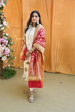 Sonam Kapoor Pics: 'वीरे दी' एंगेजमेंट सेरेमनी में बन ठनकर पहुंचीं स्वरा की दोस्त सोनम कपूर, सादगी से लूट ली पूरी लाइमलाइट