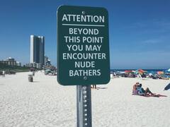 जानिए उन बीच के बारे में, जहां कपड़े पहनने की इजाजत नहीं है