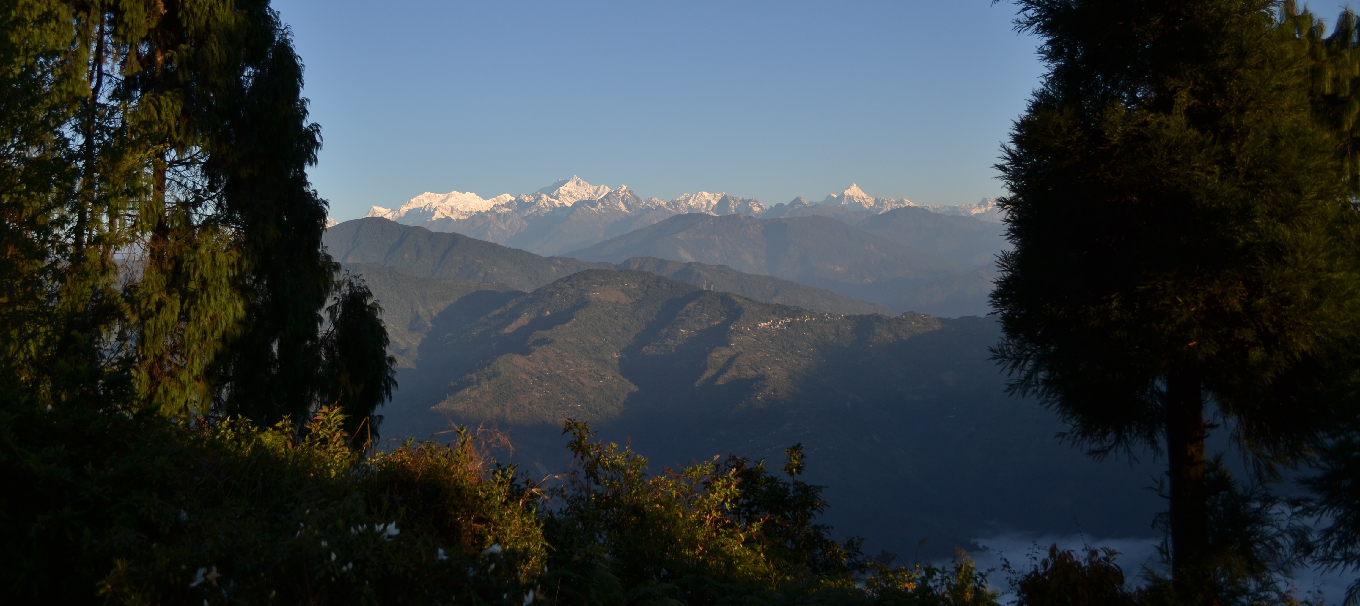 Kalimpong History : নীল দিগন্তে কাঞ্চন-রেখা, ব্রিটিশদের ইস্কুল-বাড়ি, মলিন রবি-স্মৃতি, কোলাজে কালিম্পং