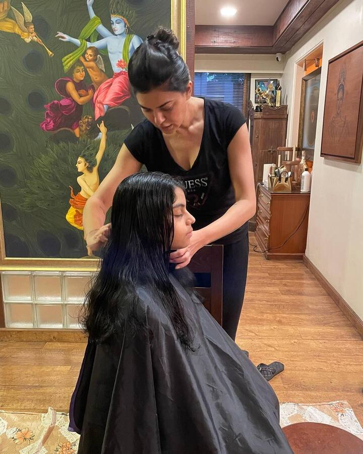 सुष्मिता के घर में आपको दीवारों पर कई खूबसूरत पेंटिंग्स भी लगी हुई दिखाई देंगी.