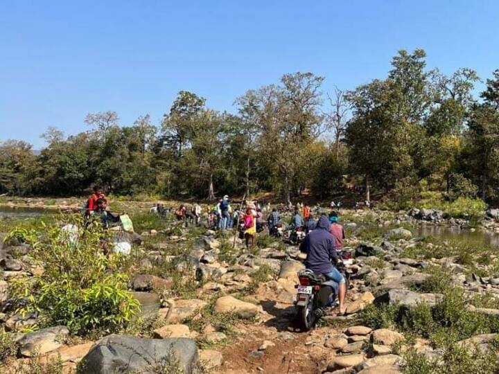 ऐसे पहुंचा जा सकता है तुलार गुफा तक इस प्रसिद्ध शिवधाम तक पहुंचने के लिए राजधानी रायपुर से 300 किलोमीटर का सफर तय कर बस्तर पहुंचें. यहां से करीब 150 किलोमीटर की दूरी तय कर धर्म नगरी बारसूर पहुंचना पड़ता है. यहां से मोटरसाइकिल के माध्यम से कुछ दूरी तक पहुंचा जा सकता है. हालांकि, एक तय जगह तक ही मोटरसाइकिल से पहुंचा जा सकता है.