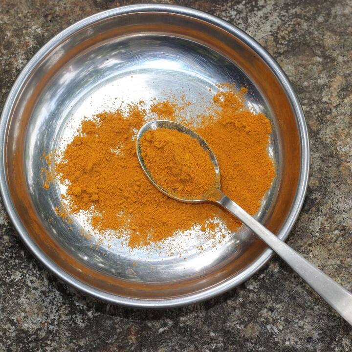 আয়ুর্বেদে হলুদকে ওষুধ বলে মনে করা হয়। শুধু মশলা-ই নয়, জ্যোতিষ শাস্ত্রেও বিভিন্নভাবে হলুদের ব্যবহার হতে পারে।