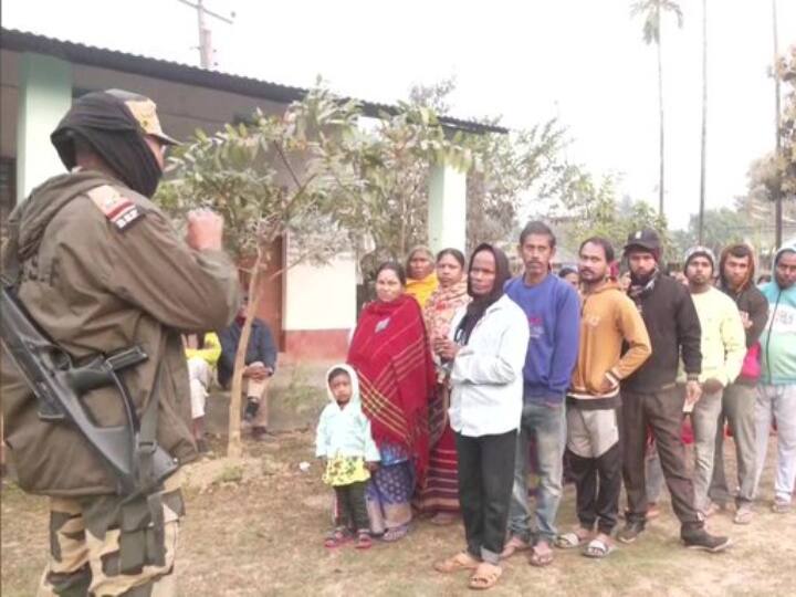 चुनाव आयोग के अनुसार त्रिपुरा में कुल 28,14,584 मतदाता हैं. जिसमें कुल 13,99,289 लाख महिलाएं हैं और 14,15,233 पुरूष हैं. जो 259 उम्मीदवारों के भाग्य का फैसला करेंगे.