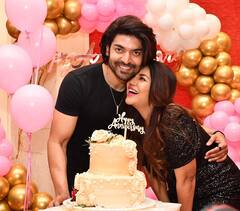 देबिना और गुरमीत ने शानदार तरीके से मनाई अपनी शादी की सालगिरह, लिप-लॉक से शैंपियन एंजॉय करने तक देखें कपल की फोटोज