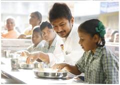 Udhayanidhi Stalin : சேலம் அரசு துவக்கப்பள்ளியில் உணவின் தரத்தை ஆய்வு செய்த அமைச்சர் உதயநிதி ஸ்டாலின்!