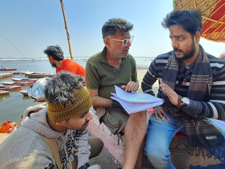 সে কি চারিদিক থেকে ঘিরে ধরা বিপর্যয়ের ঘেরাটোপ থেকে বেরোতে পারবে? শেষমেষ আঁধার জগতের ঘৃণ্য শক্তিগুলো কি পরাজিত হবে? এই সমস্ত প্রশ্নের উত্তর মিলবে টানটান থ্রিলার 'বারাণসী জাংশন'-এ।