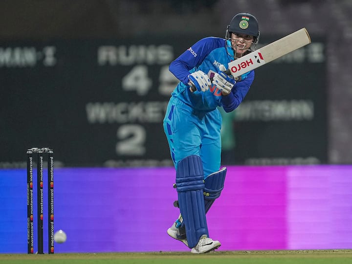 బీసీసీఐ ఏ క్రికెట్ లీగ్ నిర్వహించినా సెన్సేషన్గా మారుతుంది! 2008లో ఐపీఎల్తో ఆటగాళ్లను కోటీశ్వరులుగా చేసింది. ఇప్పుడు డబ్ల్యూపీఎల్తో అమ్మాయిలను మహాలక్ష్ములుగా మార్చేసింది. ఐపీఎల్ను మినహాయించి ప్రపంచంలోని అన్ని క్రికెట్ లీగులతో పోలిస్తే స్మృతి మంధానకు దక్కిన ధరే అత్యధికం!