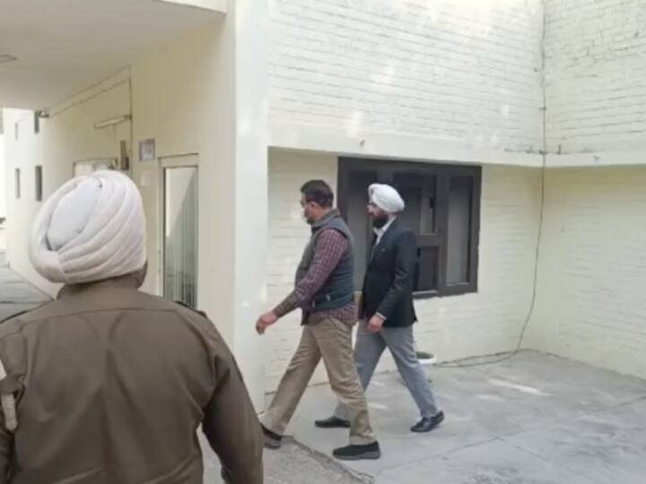 Vigilance interrogated Amarinder Singh's OSD Sandeep Sandhu, got bail from HC in street light scam Amarinder Singh के OSD से विजिलेंस की पूछताछ, स्ट्रीट लाइट घोटाले में HC से मिल चुकी है जमानत
