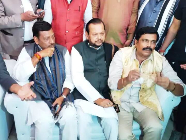 इस तस्वीर में बाएं से पहले नंबर पर बिहार कांग्रेस के प्रदेश अध्यक्ष अखिलेश प्रसाद सिंह हैं. उसके बाद वरिष्ठ नेता सुबोधकांत बैठे हैं. साथ में आनंद मोहन दिख रहे हैं. अखिलेश सिंह ने शादी में पहुंचकर वर-वधू को आशीर्वाद दिया.