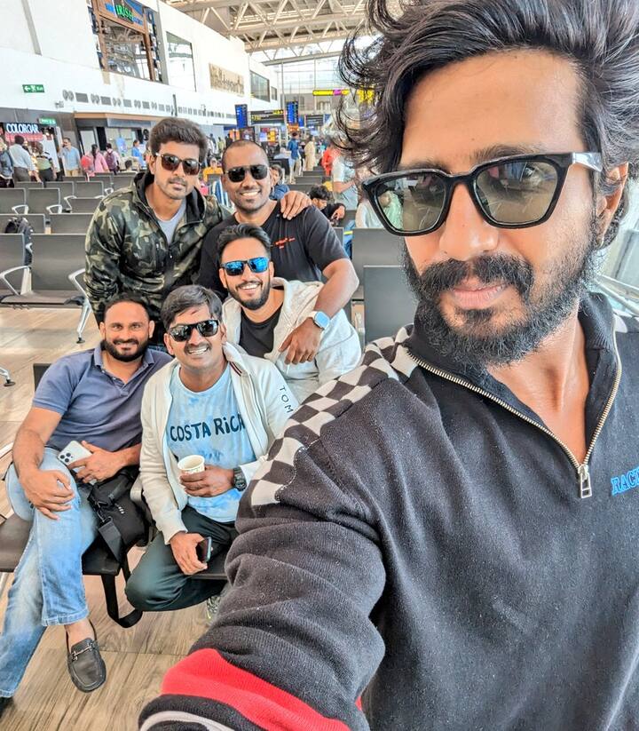 சக நடிகர்களுடன் போட்டோ எடுத்து, செலிபிரிட்டி கிரிக்கெட் லீக் தொடங்கியது என விஷ்ணு விஷால் ட்வீட் செய்துள்ளார்.