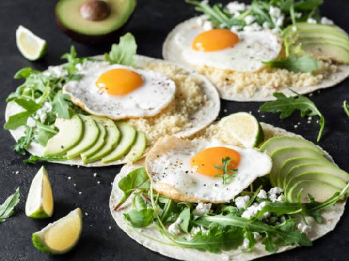 अब नमक, लाल मिर्च पाउडर, कसूरी मेथी, धनिया पाउडर और गरम मसाला डालें. 2-3 टेबल स्पून पानी डालकर अच्छी तरह मिलाएं. मसाले को 1 मिनिट तक पकने दीजिये.