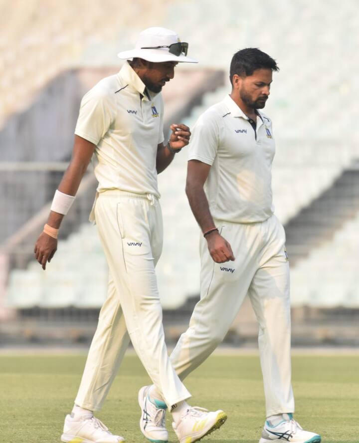 সৌরাষ্ট্রের বিরুদ্ধে (Bengal vs Saurashtra) প্রথম দিনের শেষে কোণঠাসা বাংলা। সৌরাষ্ট্র পিছিয়ে রয়েছে ৯৩ রানে। এখনও ৮ উইকেট রয়েছে জয়দেব উনাদকটদের।