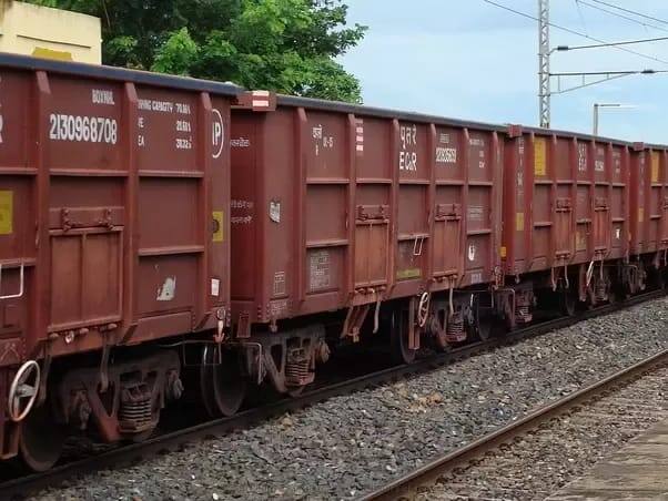 BOXN वैगन :- ये डिब्बे ऊपर से खुले रहते हैं. इन वैगन में उन सामानों को ढोया जाता है, जो अगर पानी में भीग भी जाएं तो खराब नहीं होते, जैसे गिट्टी पत्थर या कोयला आदि.
