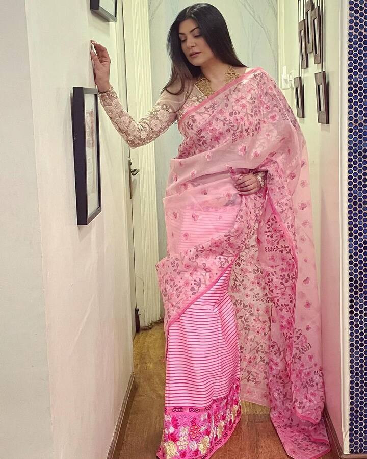 सुष्मिता सेन के घर को वुडन फ्लोरिंग के साथ दीवारों को व्हाइट पेंट से डेकोरेट किया हुआ है.