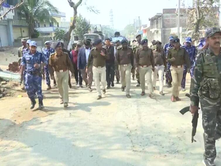 Police Conduct Flag March A Day After Clash Between Two Communites In Jharkhand's Palamu Police Conduct Flag March A Day After Clash Between Two Communites In Jharkhand's Palamu