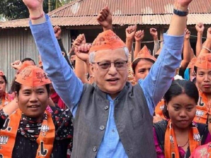 त्रिपुरा की 60 विधानसभा सीटों पर चुनाव चुनाव जारी हैं. चुनाव के लिए मैदान में 259 उम्मीदवार (Candidate) उतरे हैं. इनमें से तीन उम्मीदवार ऐसे हैं जिनकी संपत्ति करोड़ों में हैं. इसमें सबसे पहला नाम बीजेपी नेता और उपमुख्यमंत्री जिष्णु देव वर्मा का है.