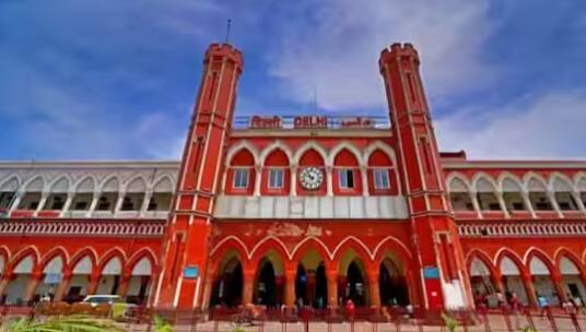ਰਾਜਧਾਨੀ ਦਾ ਸਭ ਤੋਂ ਪੁਰਾਣਾ ਰੇਲਵੇ ਸਟੇਸ਼ਨ ਪੁਰਾਣੀ ਦਿੱਲੀ ਹੈ, ਜੋ ਸੁੰਦਰਤਾ ਦੇ ਮਾਮਲੇ ਵਿੱਚ ਚੰਗੇ ਟੂਰਿਸਟ ਪਲੇਸ ਨੂੰ ਮਾਤ ਦੇ ਸਕਦਾ ਹੈ। ਇਹ 1864 ਵਿੱਚ ਬਣਾਇਆ ਗਿਆ ਸੀ, ਇਹ ਬਿਲਕੁਲ ਲਾਲ ਕਿਲ੍ਹੇ ਵਾਂਗ ਰਲਦਾ ਹੈ।