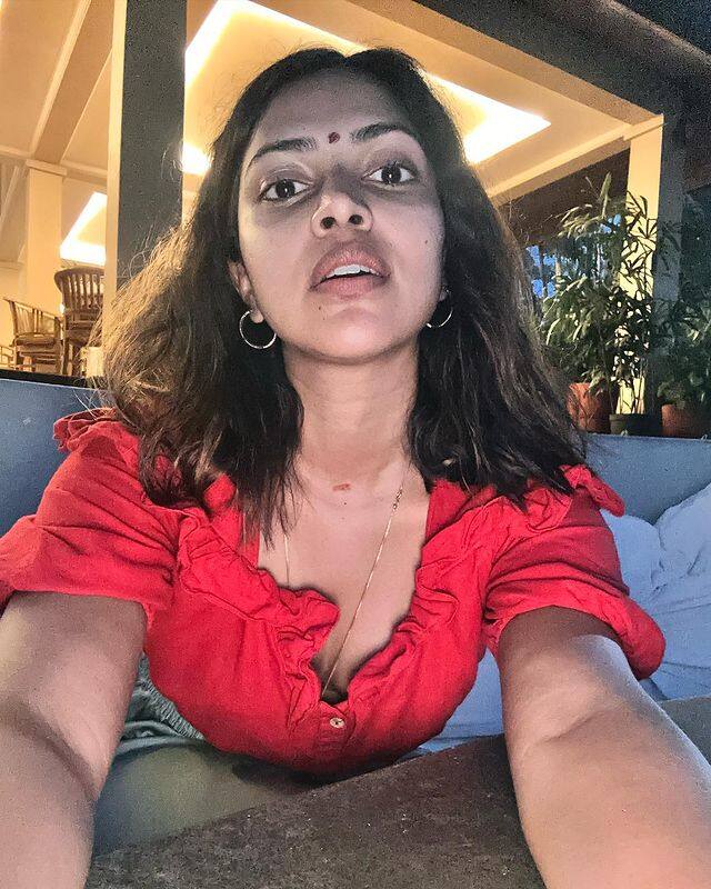பாலியில் செல்ஃபி எடுத்த மைனா புகழ் அமலா பால்