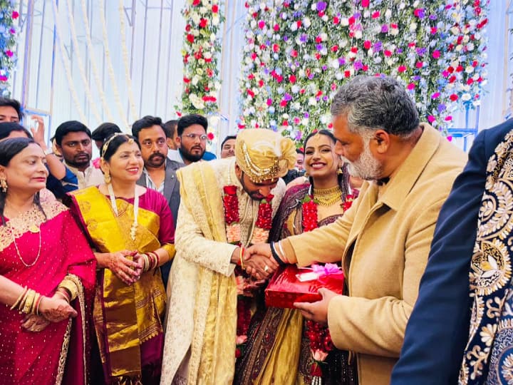 Anand Mohan Daughter Wedding: पूर्व सांसद आनंद मोहन की बेटी सुरिभ आनंद की बुधवार की शाम पटना में शादी हुई. 10 से 15 हजार लोगों की तैयारी थी. देखिए कौन-कौन पहुंचा.