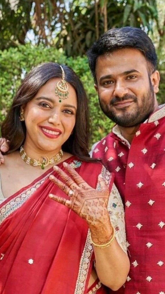 स्वरा भास्कर रेड साड़ी और ऑफ व्हाइट थ्री क्वार्टर स्लीव ब्लाउज में काफी स्टनिंग लगीं