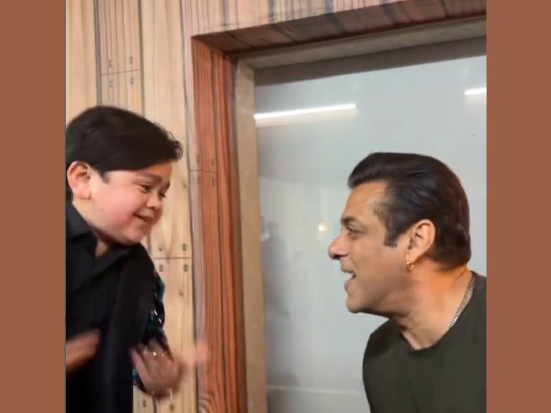 Salman Khan Grooves To 'O O Jaane Jaana' With Abdu Rozik, Later Carries Him In His Arms As Well. Watch Video Salman Khan Grooves To 'O O Jaane Jaana' With Abdu Rozik, Later Carries Him In His Arms As Well. Watch Video Salman Khan Grooves To 'O O Jaane Jaana' With Abdu Rozik, Later Carries Him In His Arms As Well. Watch Video