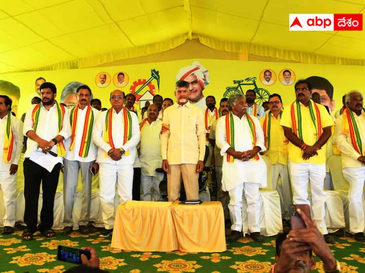 Telugu Desam Party has decided to appoint an empowered headman for every 30 houses. TDP : వైఎస్ఆర్సీపీ గృహసారథులకు టీడీపీ సాధికార సారథులతో చెక్ - కొత్త వ్యవస్థను ప్రకటించిన చంద్రబాబు !