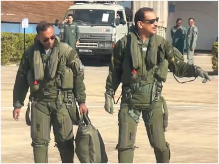 उन्होंने इससे पहले 2017 में एयरो इंडिया शो में भी राफेल फाइटर जेट उड़ाया था. इसके अलावा वे 2015 में एयरो इंडिया में रूसी निर्मित सुखोई फाइटर जेट भी उड़ा चुके हैं.