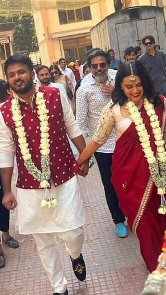 रेड साड़ी के संग स्वरा के माथे पर ग्रीन बिंदी काफी जंच रही थी