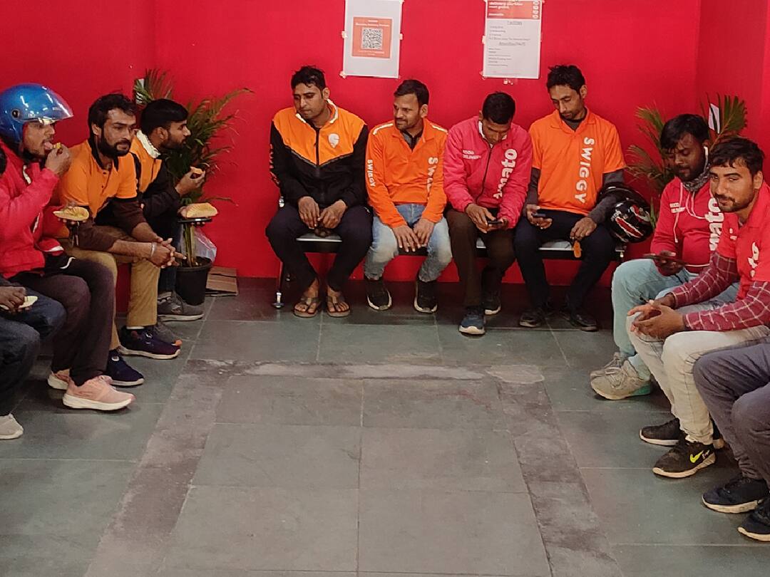 Zomato Rest Points : உணவு டெலிவரி செய்பவர்களுக்கு ஓய்வறை வசதியை அறிமுகப்படுத்திய ஜோமேட்டோ! Zomato Rest Points Announces The Shelter Project Company Building Public Infrastructure Delivery Agents to Take Rest Zomato Rest Points : உணவு டெலிவரி செய்பவர்களுக்கு ஓய்வறை வசதியை அறிமுகப்படுத்திய ஜோமேட்டோ!