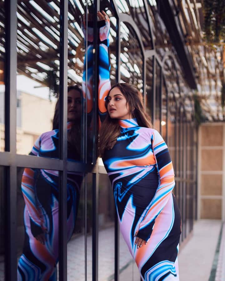 In this picture she can be seen posing against a glass window with her outfit providing a perfect contrast to the backdrop, thereby making her stand out amid shades of brown. (Image Source: Instagram)
