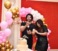 देबिना और गुरमीत ने शानदार तरीके से मनाई अपनी शादी की सालगिरह, लिप-लॉक से शैंपियन एंजॉय करने तक देखें कपल की फोटोज