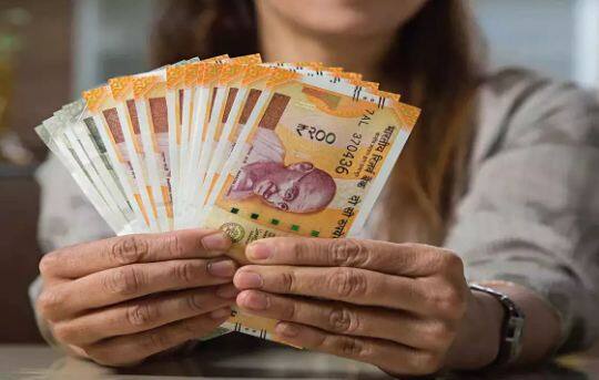 West Bengal Budget 2023-24: ਪੱਛਮੀ ਬੰਗਾਲ ਮਮਤਾ ਸਰਕਾਰ (West Bengal Government) ਨੇ ਅੱਜ ਆਪਣੇ ਰਾਜ ਦੇ ਸਾਰੇ ਸਰਕਾਰੀ ਕਰਮਚਾਰੀਆਂ ਨੂੰ ਹੋਲੀ ਤੋਂ ਪਹਿਲਾਂ ਇੱਕ ਸ਼ਾਨਦਾਰ ਤੋਹਫਾ ਦਿੱਤਾ ਹੈ। ਮਮਤਾ ਬੈਨਰਜੀ ਦੀ ਸਰਕਾਰ ਨੇ ਰਾਜ ਸਰਕਾਰ ਦੇ ਕਰਮਚਾਰੀਆਂ ਅਤੇ ਸੇਵਾਮੁਕਤ ਕਰਮਚਾਰੀਆਂ ਲਈ ਮਹਿੰਗਾਈ ਭੱਤੇ (Dearness Allowance ) ਵਿੱਚ 3 ਪ੍ਰਤੀਸ਼ਤ ਵਾਧੂ ਵਾਧੇ ਦਾ ਐਲਾਨ ਕੀਤਾ ਹੈ। ਸਰਕਾਰ ਨੇ ਆਪਣੇ ਰਾਜ ਦੇ ਬਜਟ ਵਿੱਚ ਇਸ ਦਾ ਐਲਾਨ ਕੀਤਾ ਹੈ। ਜਾਣੋ ਇਸ ਨਾਲ ਜੁੜੀ ਪੂਰੀ ਜਾਣਕਾਰੀ...