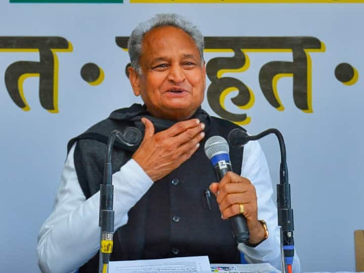 Rajasthan CM Ashok Gehlot government will give scooty to 30 thousand girl students Rajasthan: मेधावी छात्राओं को अशोक गहलोत सरकार का तोहफा, इस योजना के तहत फ्री मिलेंगी स्कूटी