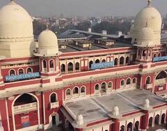 भारत के ये रेलवे स्टेशन किसी महल से कम नहीं दिखते...आप भी देखें तस्वीरें