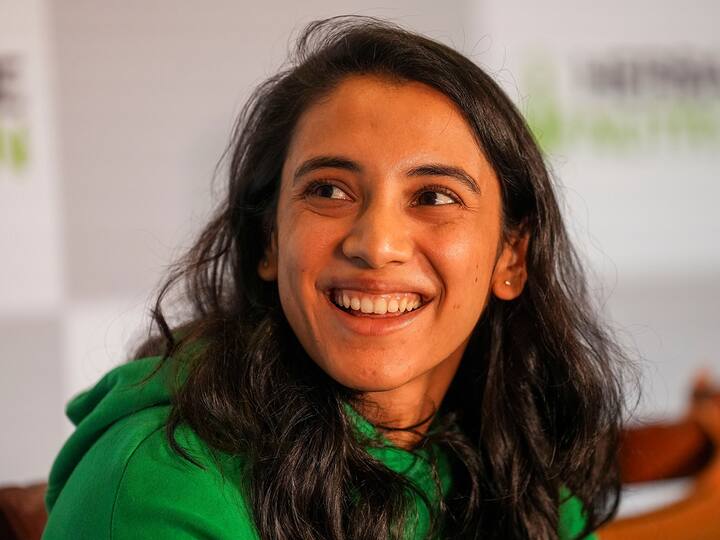 టీమ్ఇండియా క్రికెటర్ స్మృతి మంధాన అరుదైన రికార్డు సృష్టించింది. అరంగేట్రం మహిళల ప్రీమియర్ లీగు వేలంలో ఆమె రూ.3.4 కోట్లు సొంతం చేసుకుంది. రాయల్ ఛాలెంజర్స్ బెంగళూరు ఆమెను దక్కించుకుంది.