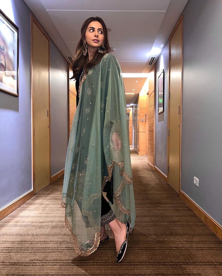 తాజాగా ‘ఛత్రివాలీ‘ సినిమాతో ప్రేక్షకులను ఆకట్టుకుంది. Photo Credit: Rakul Singh/Instagram