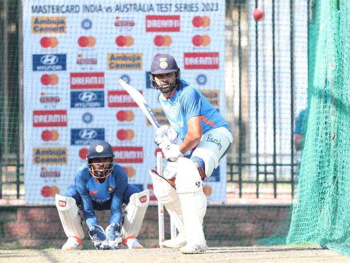 भारत और ऑस्ट्रेलिया के बीच टेस्ट सीरीज का दूसरा मैच शुक्रवार से दिल्ली में खेला जाएगा. इस मुकाबले के लिए टीम इंडिया के खिलाड़ियों ने प्रैक्टिस शुरू कर दी है. यह मैच चेतेश्वर पुजारा और विराट कोहली के लिए बेहद खास होगा. रोहित शर्मा की कप्तानी वाली भारतीय टीम ने पिछले मैच में ऑस्ट्रेलिया पर शानदार जीत दर्ज की थी. (फोटो - बीसीसीआई)