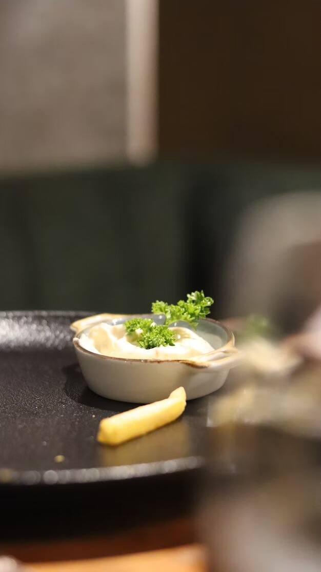 बर्गर, पिझ्झा, पास्ता, मोमो, सॅंडवीच आणि इतर पदार्थांत मेयोनिजचा वापर केला जातो. काहींना मेयोनिजचं क्रिमी टेक्सचर फार आवडतं.