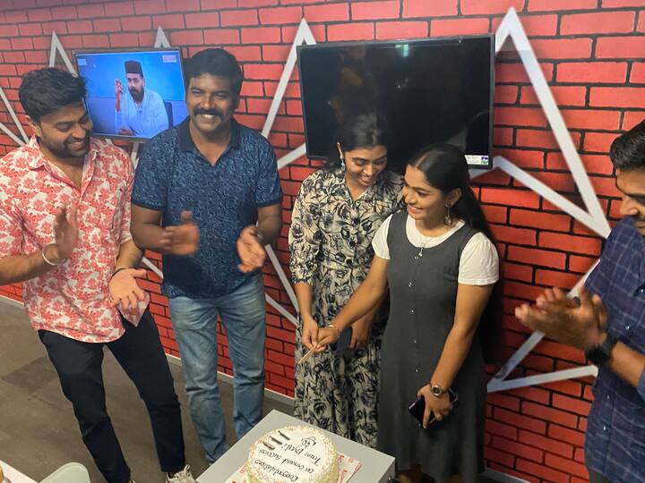 சீரிஸின் வெற்றியை கேக் வெட்டி கொண்டாடி மகிழ்ந்தனர்.